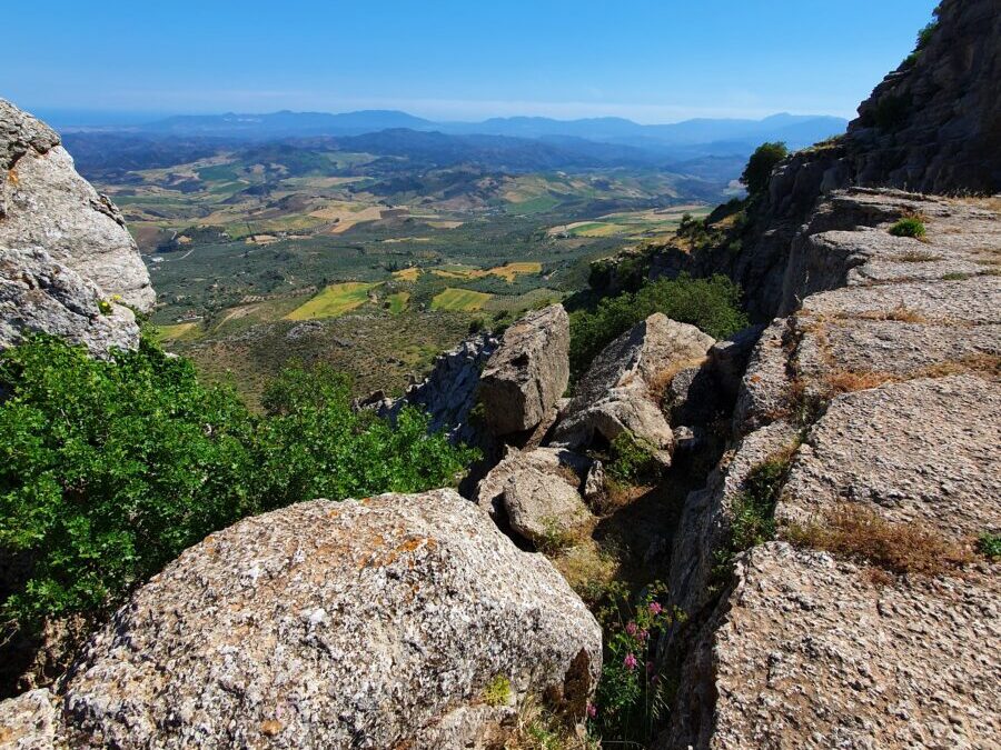 Weite hinter Steinen